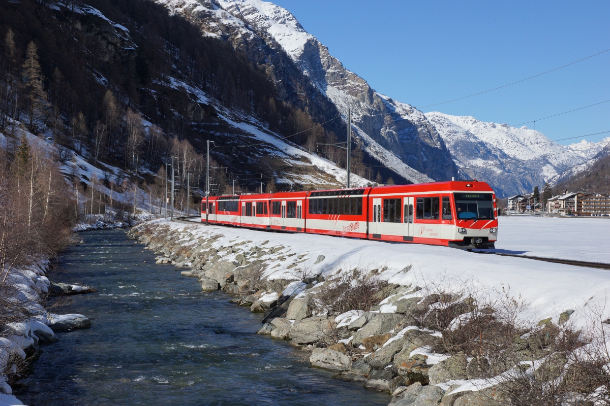 Der BDSeh 4/8 2052 hat inzwischen ebenfalls das rot-weisse anstelle des rot-grauen Farbkleides und neue LED-Scheinwerfer erhalten. Auf dem Bild verlässt der Zermatt-Shuttle gemeinsam mit dem BDSeh 4/8 2053 Täsch in Richtung Zermatt.