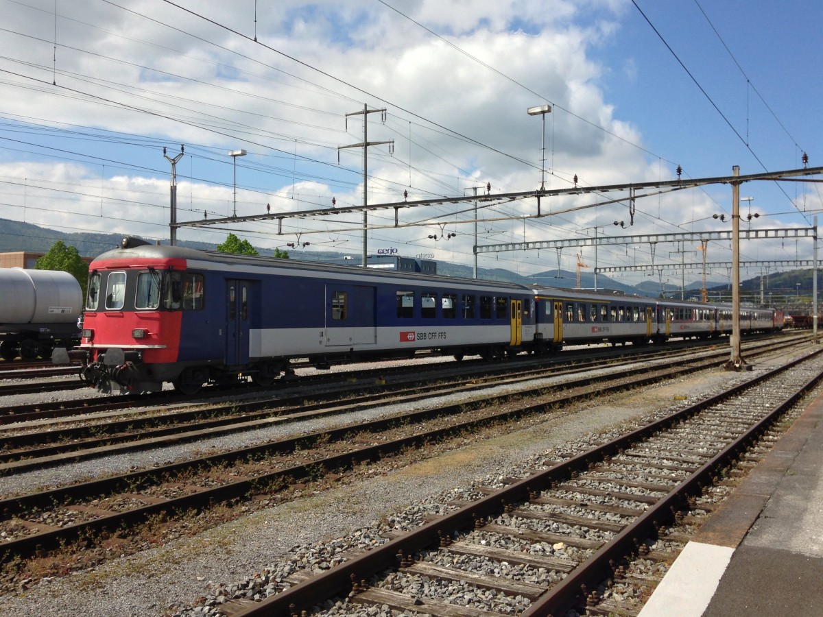 Der BDt EWI 50 85 82-33 981-0 steht mit seinem EWI S-Bahn Basel Einschaltpendel bers Wochenende in Delmont abgestellt, 04.05.2014.