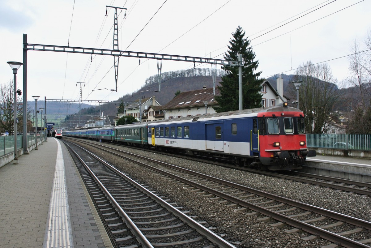 Der BDt EWII 50 85 82-33 923-2 an der Spitze des Ersatz IR 1824 beim Zwischenhalt in Sissach. Da der planmssige EWIV Pendel zurzeit anderweitig gebraucht wird, verkehrt auf diesem Umlauf zurzeit dieser lange EWI/II Pendel, 21.01.2014.