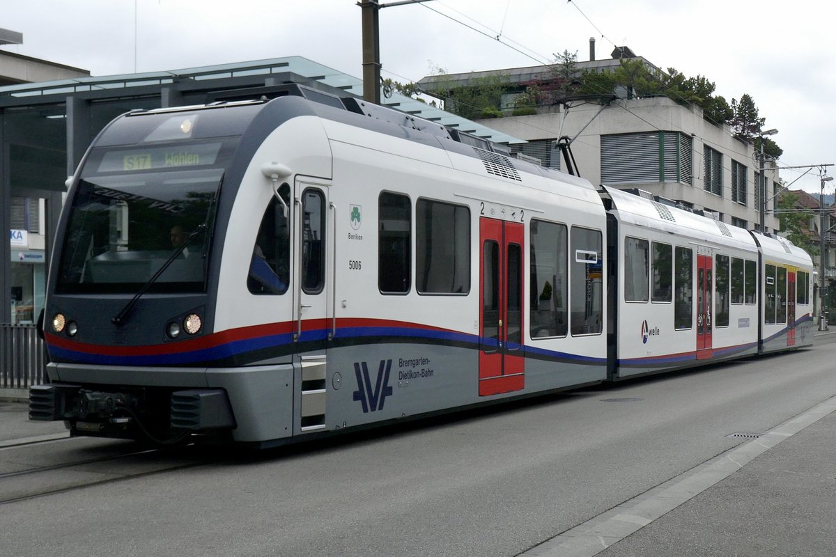 Der BDWM Diamant ABe 4/8 5006  Berikon  der am 9.6.20 den Bahnhofplatz Dietikon verlassen hat.