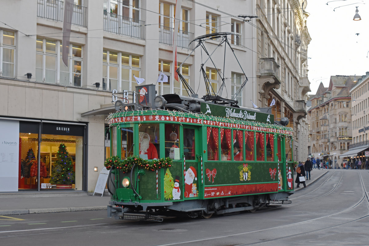 Der Be 2/2 181 fährt 2019 als Weihnachtstram durch die Stadt Basel. Am Fahrschalter ist der Nikolaus persönlich im Einsatz. Hier fährt das Wihnachtstram am 18.12.2019 Richtung Haltestelle Schifflände.