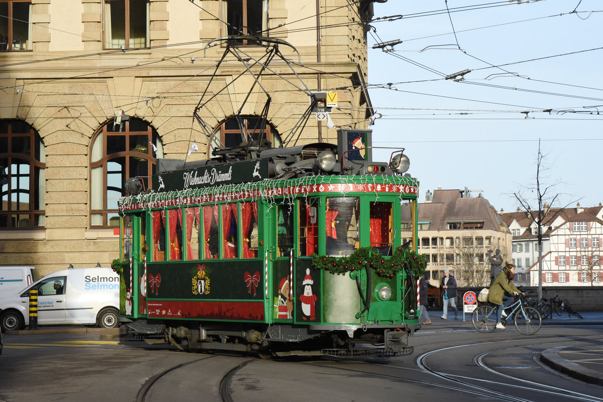 Der Be 2/2 181 fährt 2019 als Weihnachtstram durch die Stadt Basel. Am Fahrschalter ist der Nikolaus persönlich im Einsatz. Hier fährt das Wihnachtstram am 18.12.2019 Richtung Spiegelgasse.