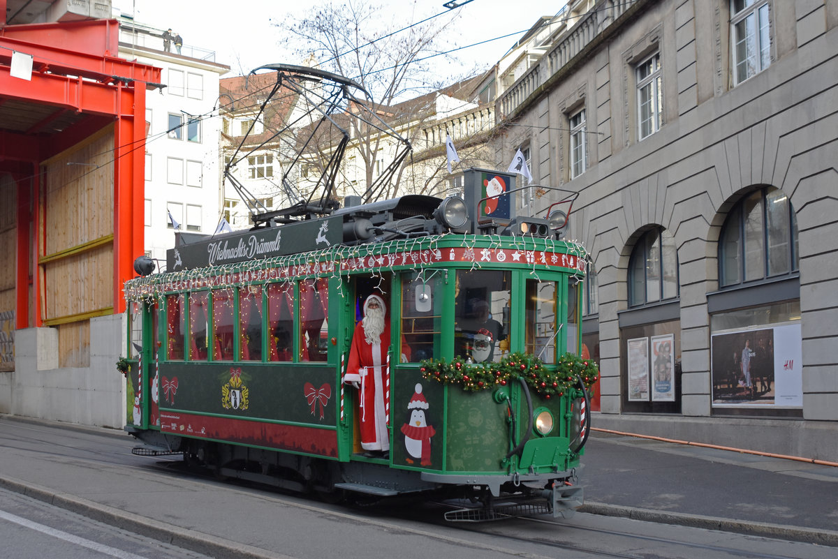 Der Be 2/2 181 fährt 2019 als Weihnachtstram durch die Stadt Basel. Am Fahrschalter ist der Nikolaus persönlich im Einsatz. Hier wartet das Wihnachtstram in der Spiegelgasse.