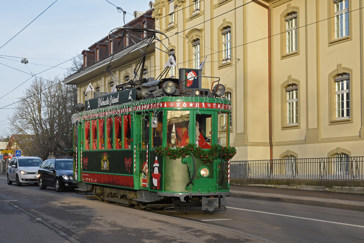 Der Be 2/2 181 fährt 2019 als Weihnachtstram durch die Stadt Basel. Am Fahrschalter ist der Nikolaus persönlich im Einsatz. Hier fährt das Wihnachtstram am 18.12.2019 an der Haltestelle Zeughaus vorbei.