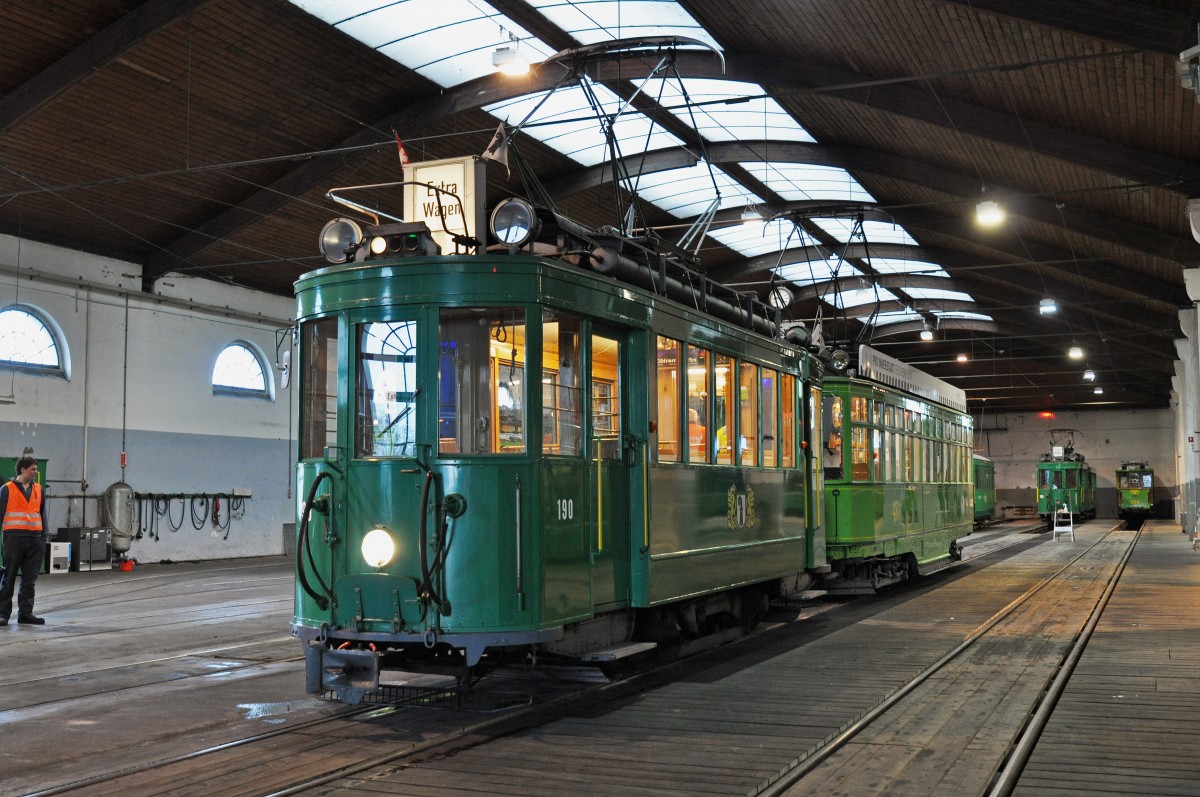 Der Be 2/2 190 hat den Be 4/4 450  Dante Schiggi  wieder ins Depot gestoßen. Am Putz und Flick Tag des Tramclub Basel durfte man Bilder im Depot Dreispitz machen. Die Aufnahme stammt vom 21.11.2015.