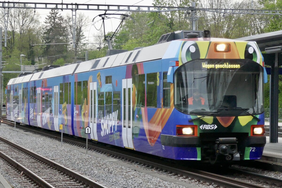 Der Be 4/12 72  Shoppy Express  als Leerzug am 29.4.24 im Bahnhof Worblaufen.