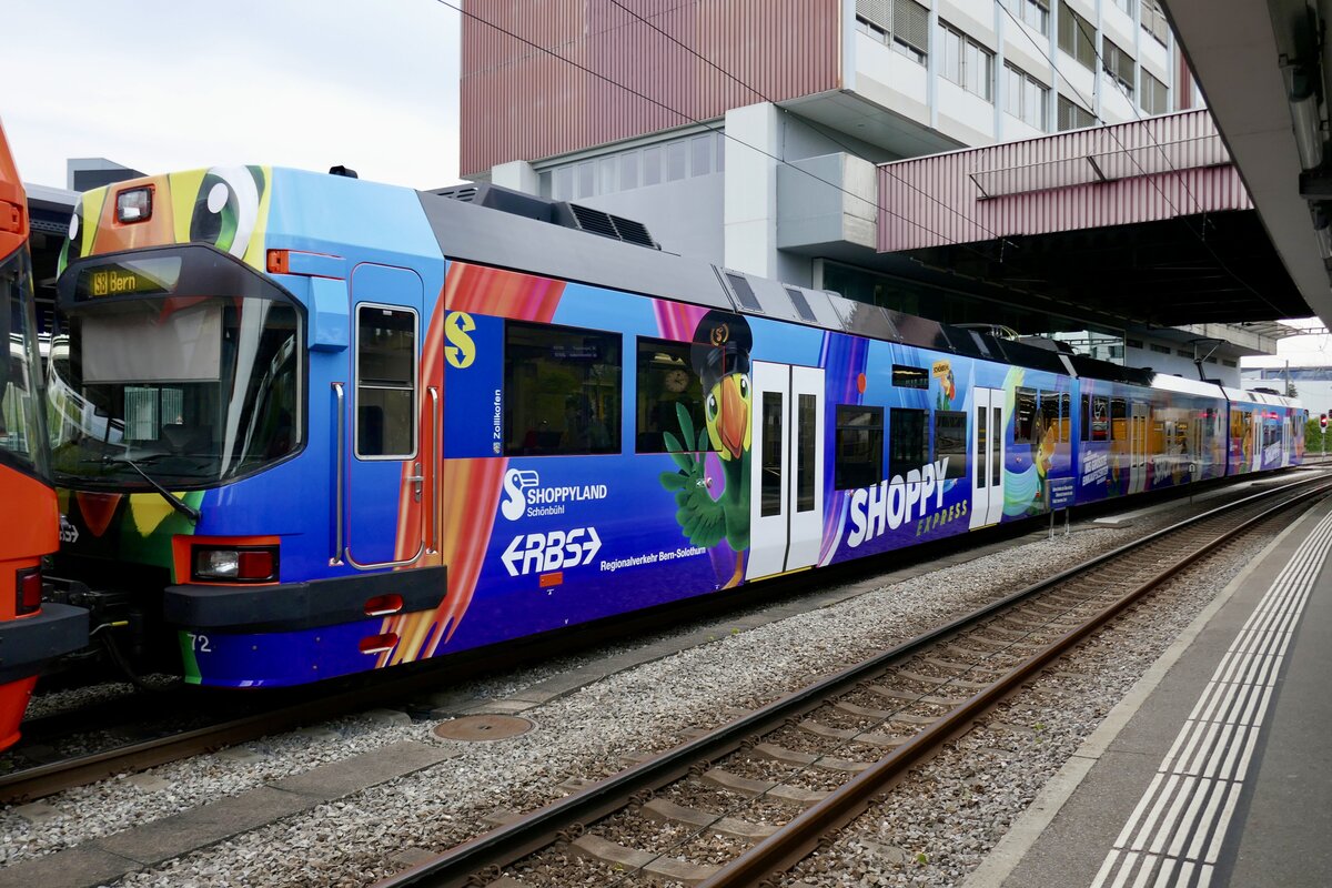 Der Be 4/12  Shoppy Express  mir der neuen Shoppyland Vollwerbung am 29.4.24 im Bahnhof Worblaufen.