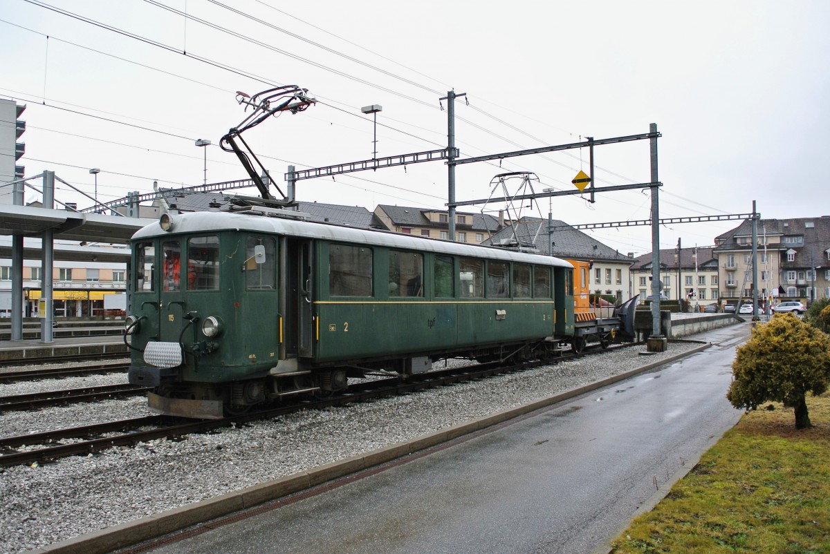 Der Be 4/4 115 kam soeben mit dem X 1003 aus dem Depot. Der Schneepflug wird nun abgehngt, 14.01.2014.