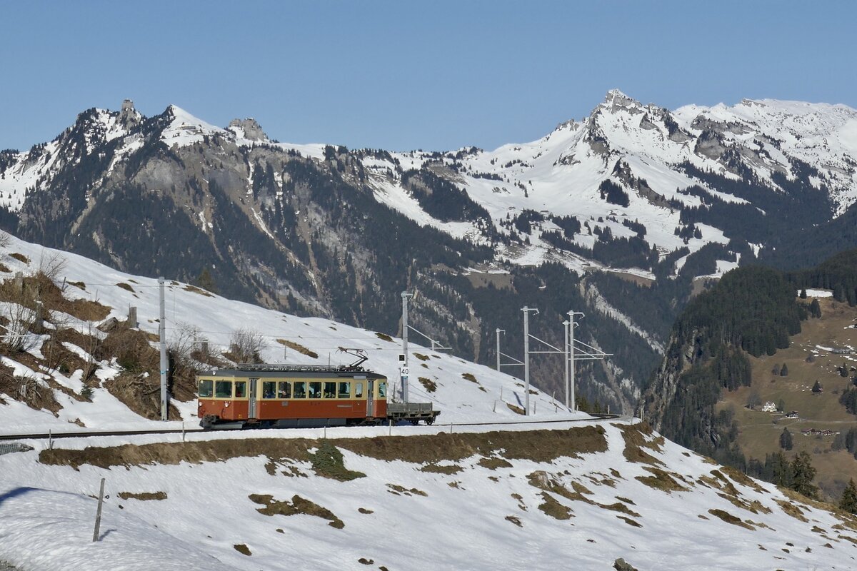 Der Be 4/4 21 der BLM am 28.1.24 unterwegs zwischen Grütschalp und Winteregg.