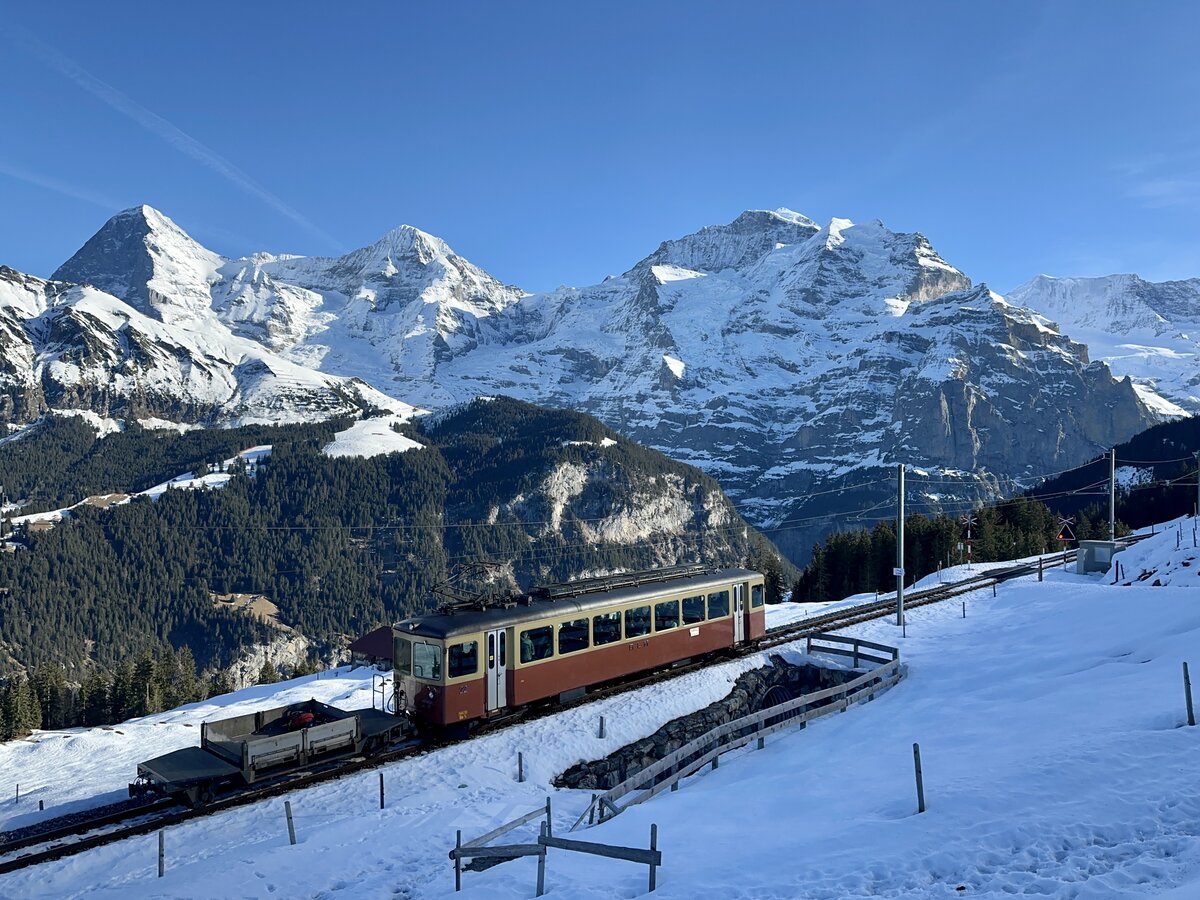Der Be 4/4 22 ist am 28.1.24 in den letzten Sonnenstrahlen unterwegs nach Grütschalp, zwischen Winteregg und Grütschalp.