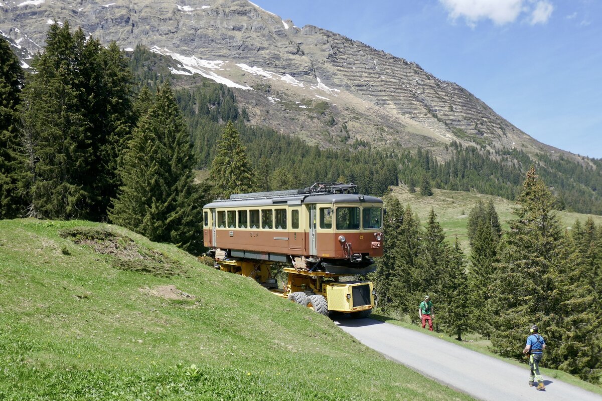 Der Be 4/4 22 am 14.5.24 auf dem transport von der Winteregg  hinunter nach Lauterbrunnen.
