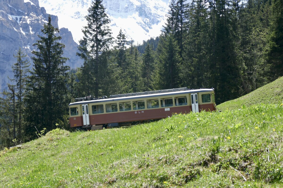Der Be 4/4 22 der am 14.5.24 hinunter nach Lauterbrunnen unterwegs ist unterhalb der Winteregg.