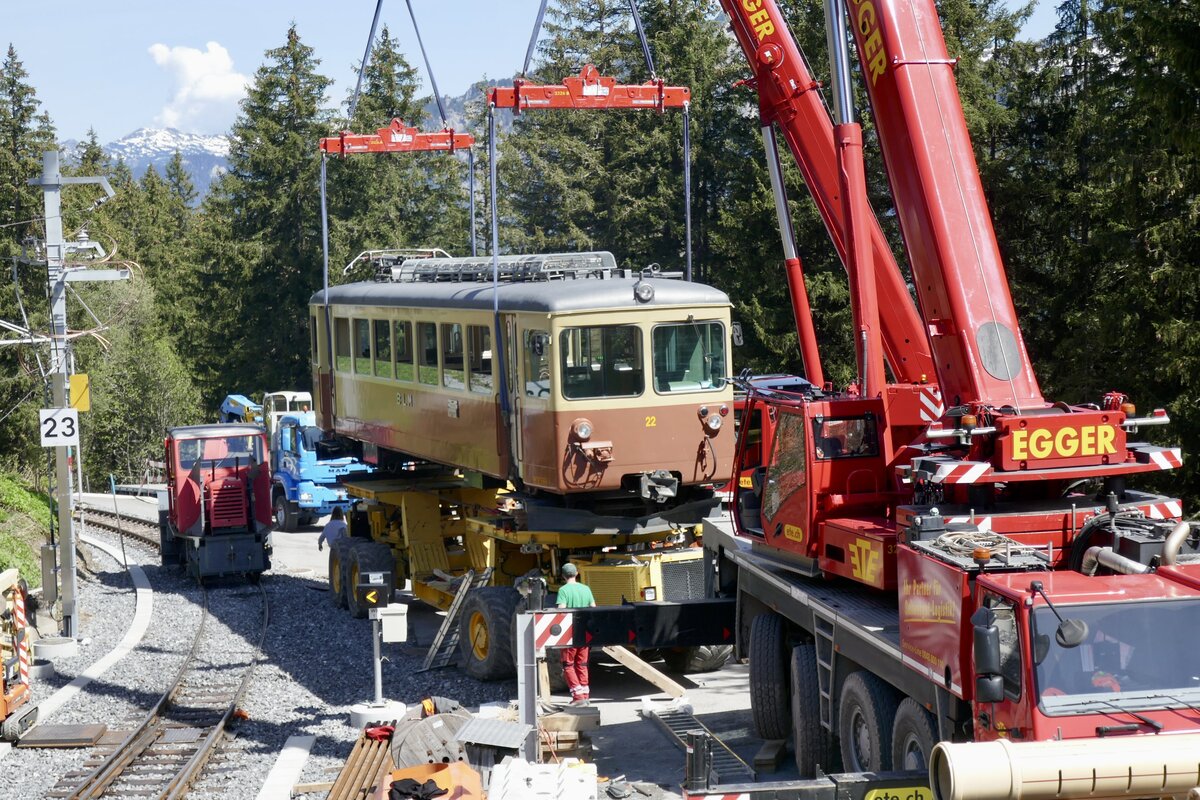 Der Be 4/4 22 den man am 14.5.24 auf den Transporter auflädt auf der Winteregg.