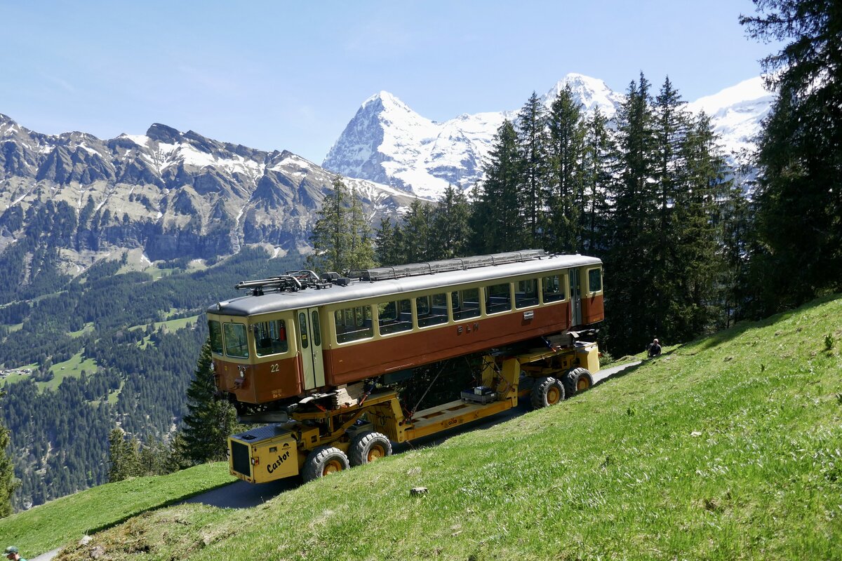 Der Be 4/4 22 den man am 14.5.24 von der Winteregg hinunter ins Tal nach Lauterbrunnen transportiert.