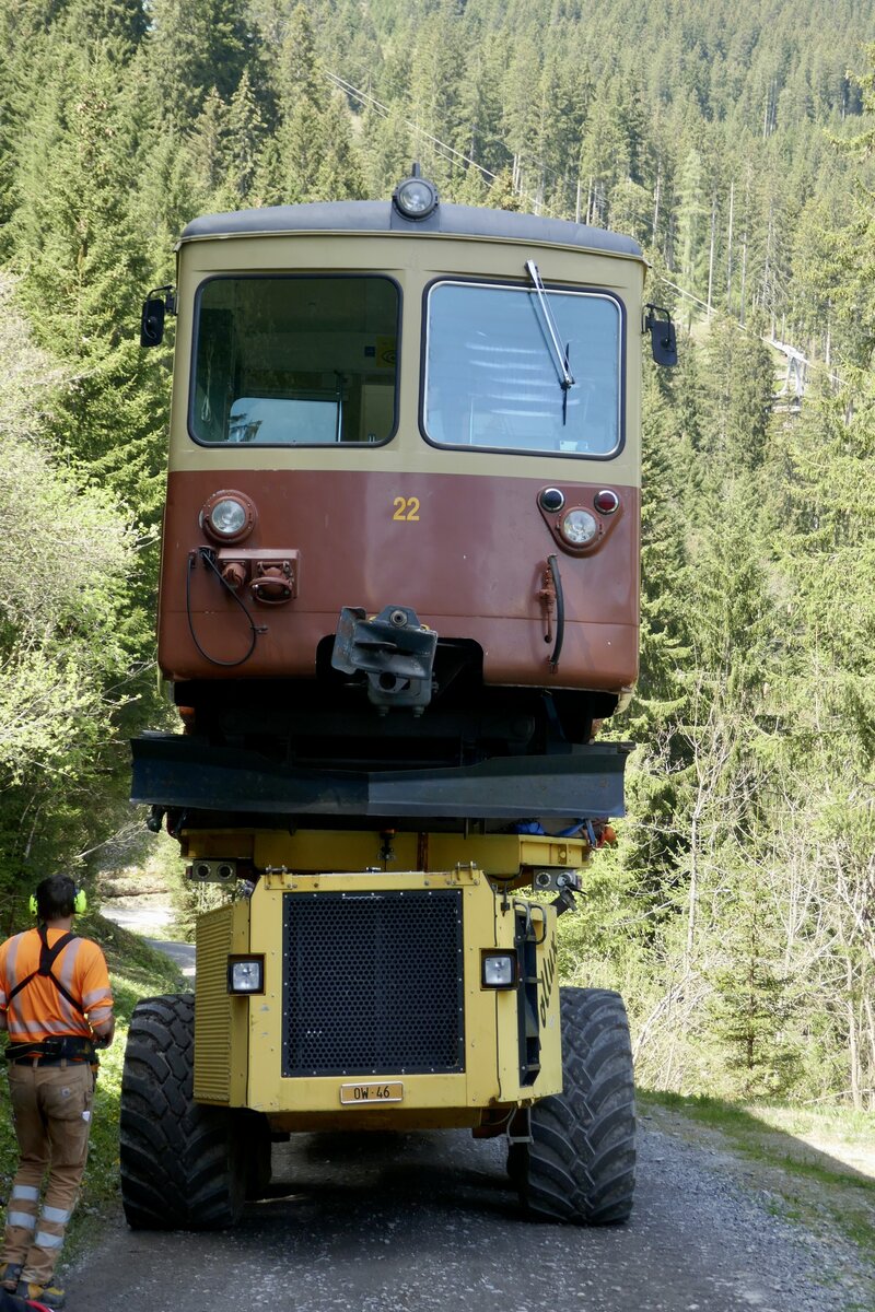 Der Be 4/4 22 trifft am 14.5.24 Zufällig auch ein letztes mal die Gondel die rechts im Wald steht.
