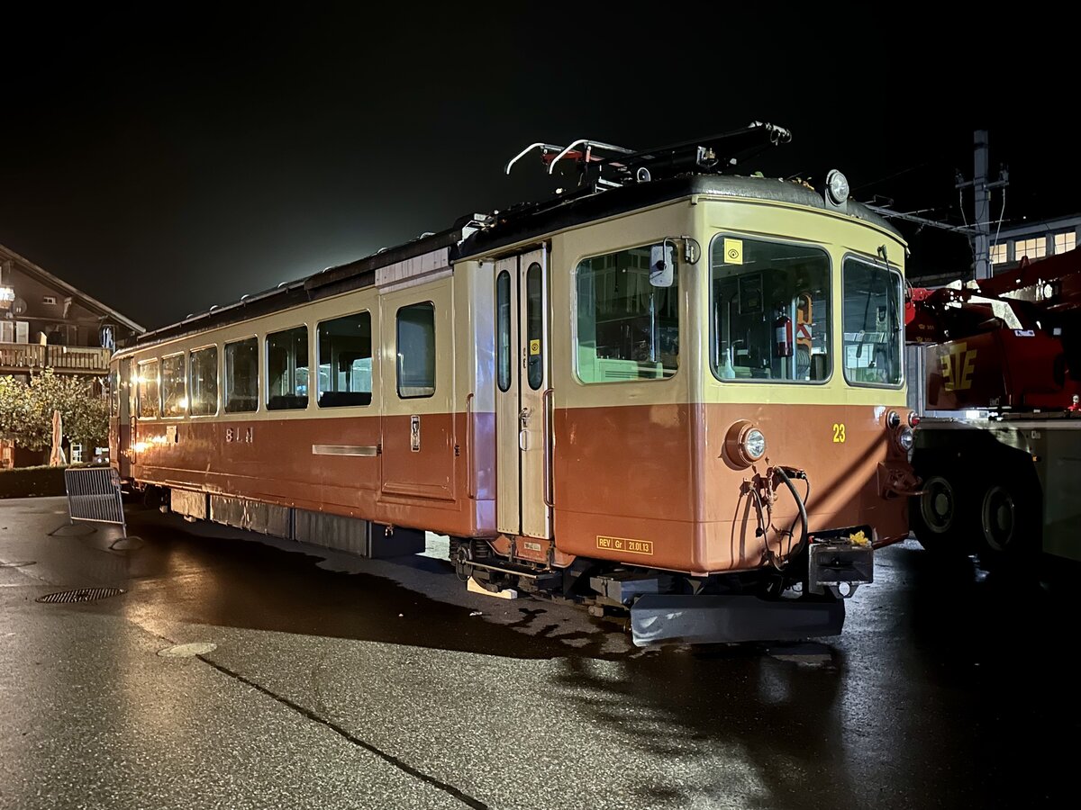 Der Be 4/4 23 wurde umgeladen und stand ebenfalls über Nacht auf dem Bahnhofplatz Lauterbrunnen, am Morgen des 23.10.24.