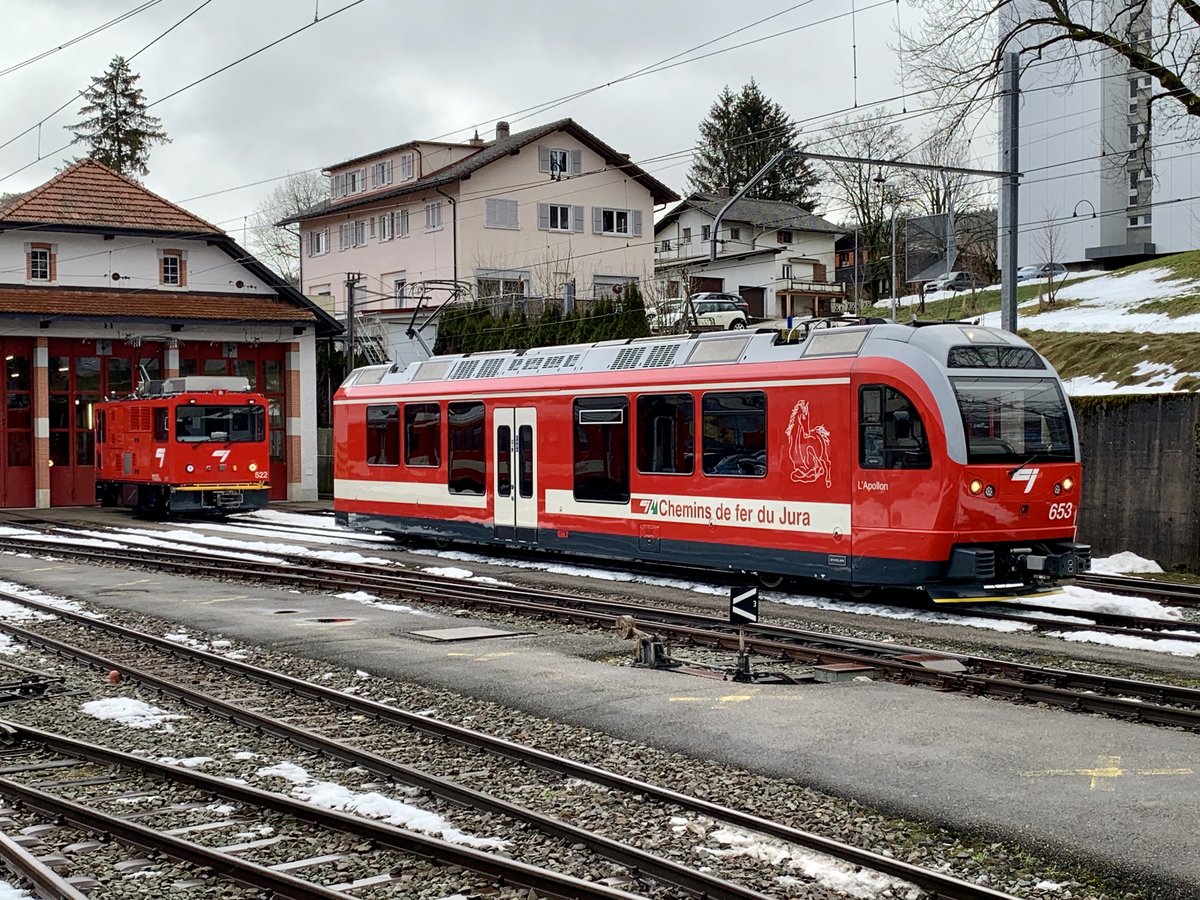 Der Be 4/4 653  L'Apollon  und im Hintergrund die Gem 2/2 522 der CJ am 29.1.21 in Tramelan abgestellt.