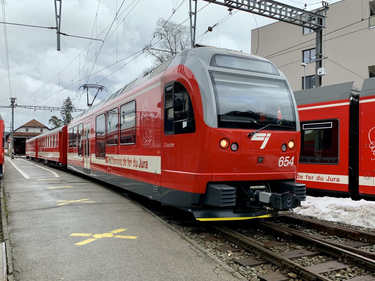 Der Be 4/4 654  L'Aurore  der CJ mit dem B 754 und ABt 713 am 29.1.21 im Bahnhof Tramelan.