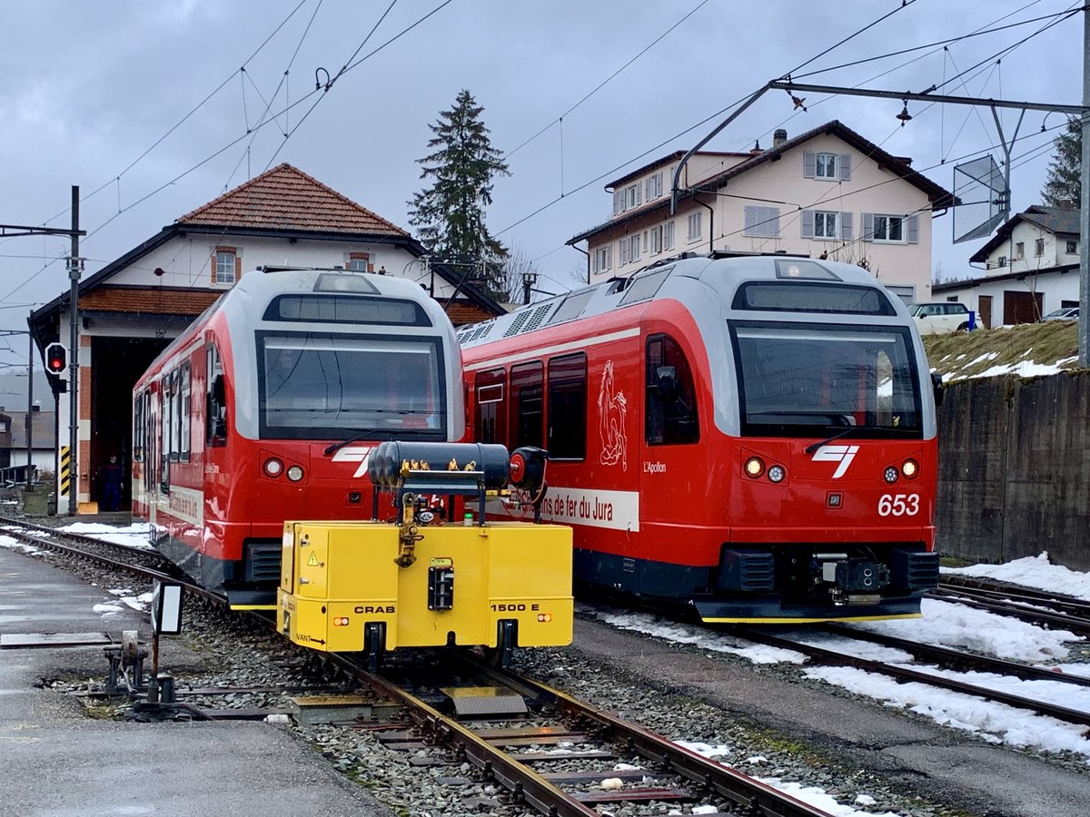 Der Be 4/4 655  La Belle-Dame  wird in die Werkstatt geschoben wärend der Be 4/4 653  L'Apollon , am 29.1.21 in Tramelan, daneben abgestellt ist.