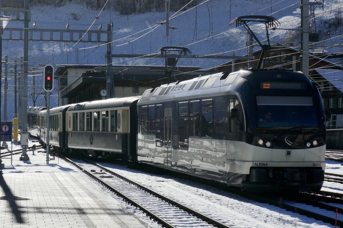 Der Be 4/4 9201 mit dem Belle Epoque Zug am 26.11.23 bei der Einfahrt in Zweisimmen.