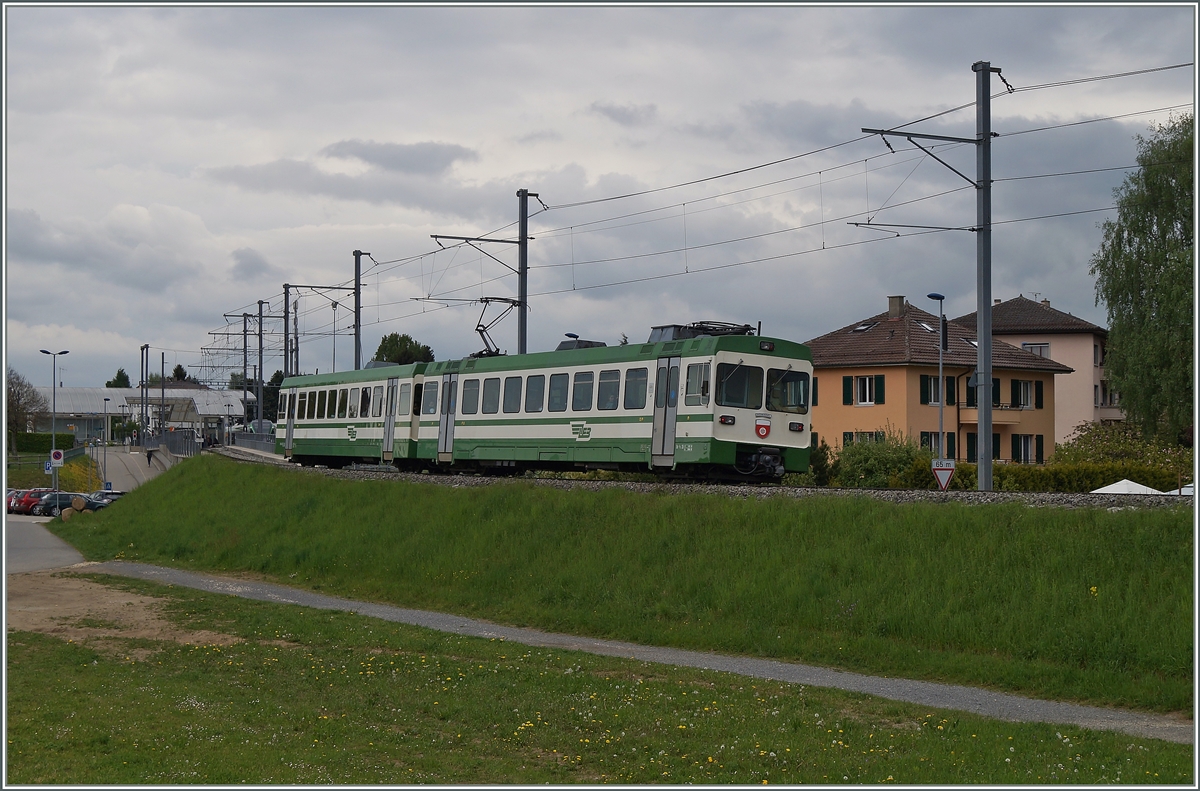 Der Be 4/8 25  Romanel  in klassischen LEB Farben erreicht Chesaux. 
25. April 2014