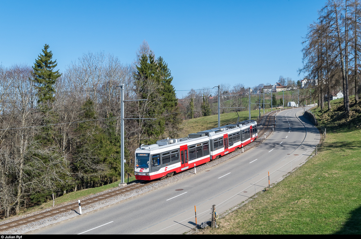 Der Be 4/8 32 der Trogenerbahn fährt am 27. März 2017 unterhalb der Vögelinsegg talwärts in Richtung St. Gallen.