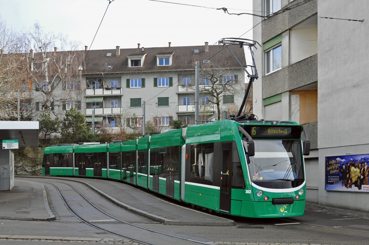 Der Be 6/8 Combino 303 ist der erste, der eine Revision erhalten hat. An ihm werden diverse Sachen ausgetestet, bis dann im Jahre 2017 die restlichen Combinos folgen werden. Hier steht der Combino 303 an der Endstation der Linie 6 an der Riehen Grenze. Die Aufnahme stammt vom 01.01.2015.