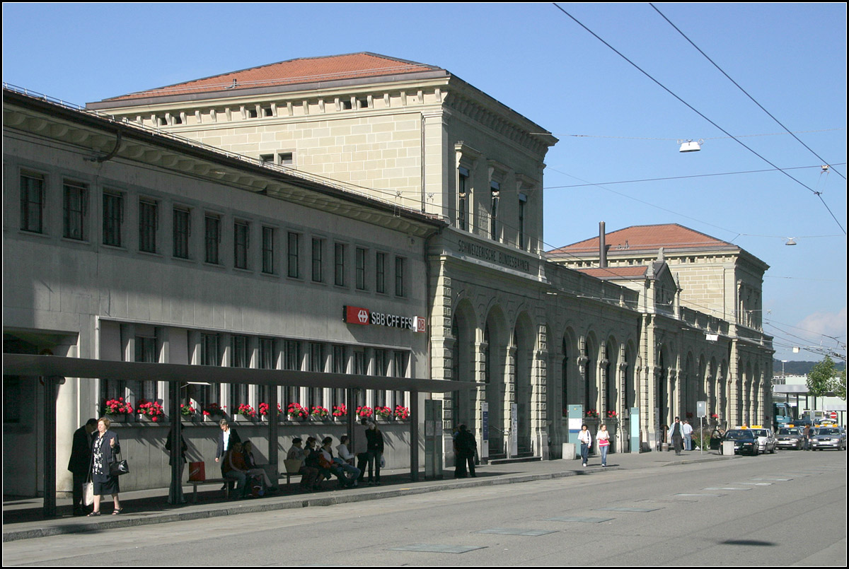 Der Bedeutung des Bahnverkehrs angemessen -

... das Bahnhofsgebäude in Schaffhausen. 

20.10.2006 (M)