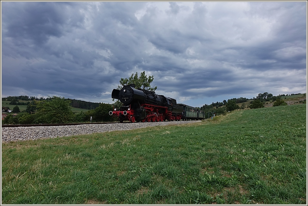 Der beeindruckende Gewitterhimmel unterstreicht die beeindruckende Stärke der Dampflokomotive ex DR 52 8163-9, auf dem Weg nach Hôpitaux - Neufs.
(15.07.2023)