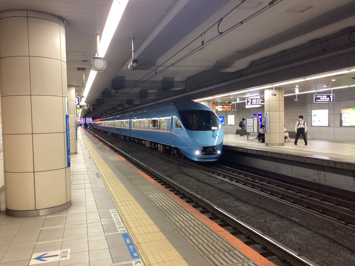Der begrenzter Express  Metro Homeway  von Ōtemachi Bf auf U-Bahn Chiyoda-linie nach Hon-Atsugi Bf auf Odakyū Bahn Odawara-linie mit der Odakyū Bahn baureihe 60000  Romance car MSE , im 11.05.2023, Seijōgakuen-mae Bf.