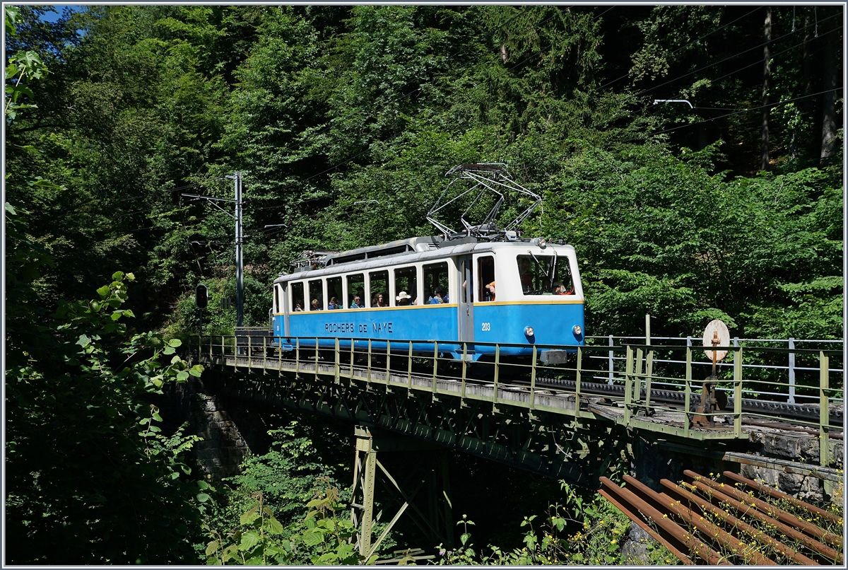 Der Beh 2/4 203 erreicht gut besetzt den Halt Le Tremblex. 
Ich finde, die interessante Brücke lohnt bei anderer Vegetation (bunter Herbst oder blattloser Winter) sicherlich nochmals einen Besuch...
3. Juli 2016