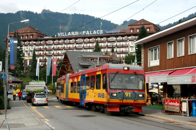 Der Beh 4/8 91 hat auf dem Weg nach Bex den Bahnhof Villar sur Ollon verlassen. Obwohl sich der Bahnchauffeur und Lastwagenchauffeur mal kurz direkt in die Augen schauten, stellte der sich entgegen des Strassenverkehrs bewegegende Triebzug als kein Verkehrshindernis dar. Villar, 04.10.2013