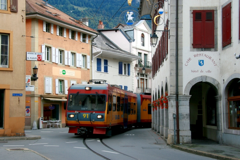 Der Beh 4/8 91 schlngelt sich auf dem Weg zum Bahnhof Bex durch die Altstadt von Bex; 06.10.2013
