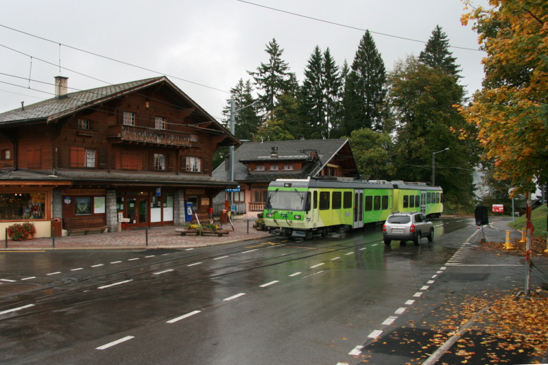 Der Beh 4/8 92 auf Talfahrt im Bahnhof La Barboleuse; 11.10.2013