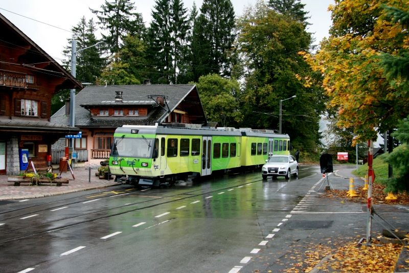Der Beh 4/8 92 auf Talfahrt im Bahnhof La Barboleuse; 11.10.2013