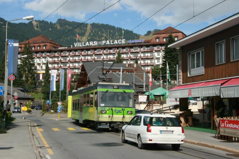 Der Beh 4/8 92 hat nun nach 40 minutiger Bergfahrt den Bahnhof von Villar sur Ollon erreicht; 04.10.2013