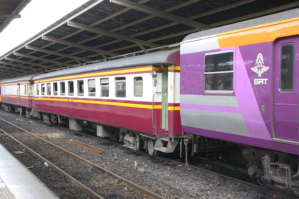 Der bei einem außergewöhnlichem Ereignis beim Verschub am 15.Mai 2018 in Bangkok Hua Lamphong beschädigte Wagen บชส. 1347 (บชส. =BTC./Bogie Third Class Carriage).