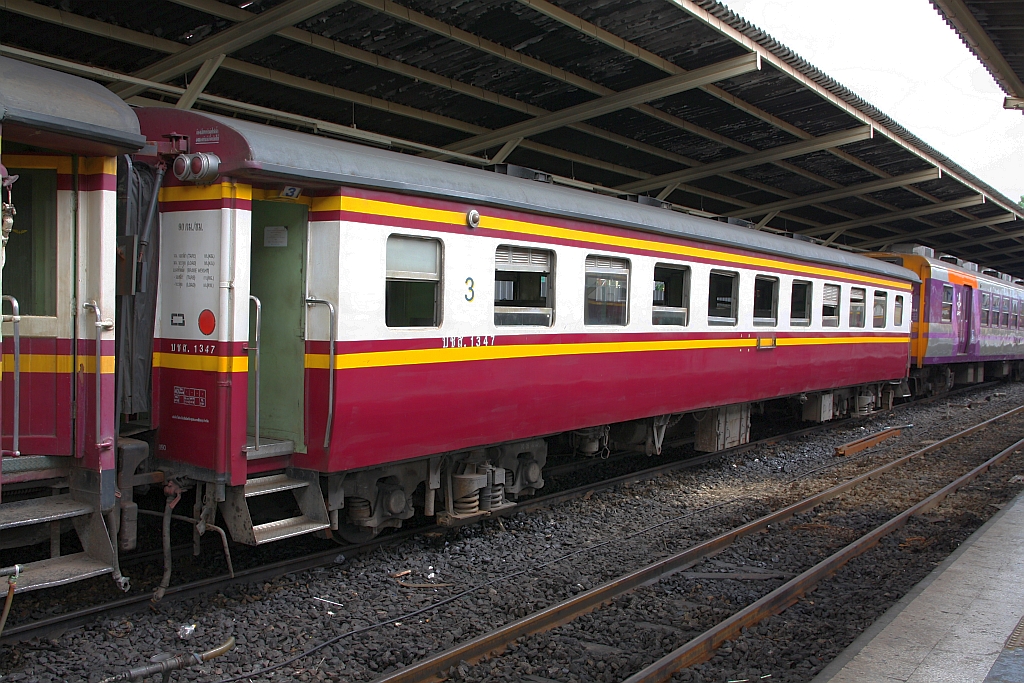Der bei einem außergewöhnlichem Ereignis beim Verschub am 15.Mai 2018 in Bangkok Hua Lamphong beschädigte Wagen บชส. 1347 (บชส. =BTC./Bogie Third Class Carriage).