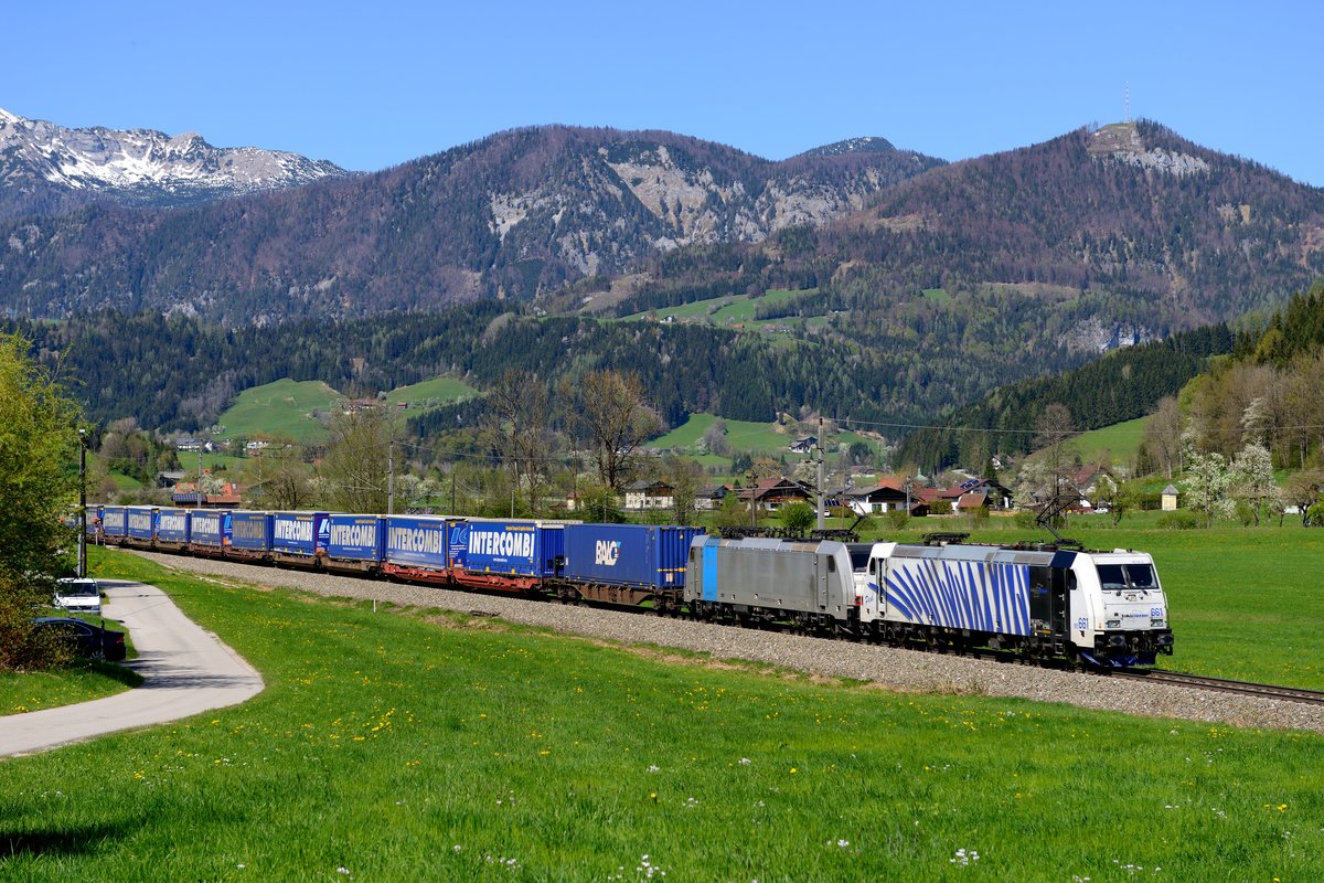 Der bei Schön fotografierte TEC 41851 wurde nun verfolgt und sollte nochmal zwischen Windischgarsten und Spital am Pyhrn dokumentiert werden. Dabei sollte man sich im Klaren sein, dass Züge auf der Pyhrnbahn durchaus flott unterwegs sein können. Hätte es in Windischgarsten keinen Kreuzungsaufenthalt gegeben, wäre der Zug nicht einholbar gewesen. In Gleinkerau angekommen, fand bereits eine wüste Auseinandersetzung zwischen den bereits anwesenden Fotografen und dem dort ansässigen Landwirt statt. Deswegen war ein Betreten der Wiese und so die Umsetzung des angedachten Motivs nicht möglich und es hat nur für diesen  Not-Schuss  gereicht....(21. April 2016).
