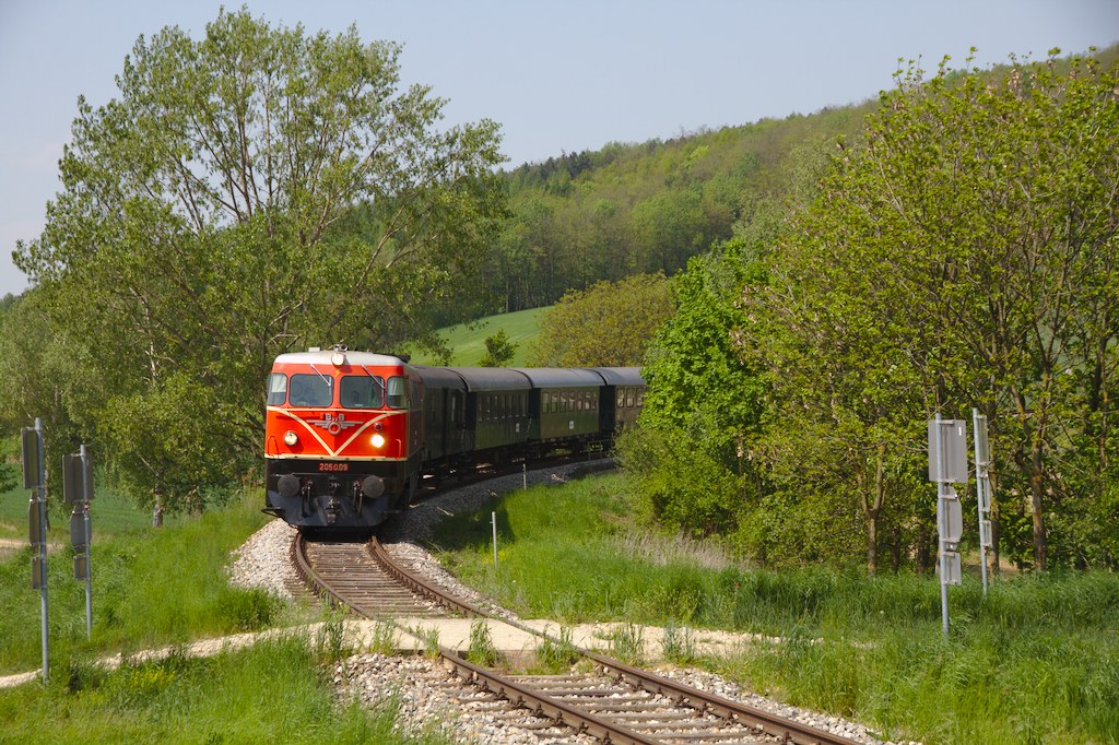 Der bekannte Gleisbogen von Wetzleinsdorf einmal anders. Hier fährt die 2050 gerade um die Mittagszeit zurück nach Korneuburg. (01.05.2014)