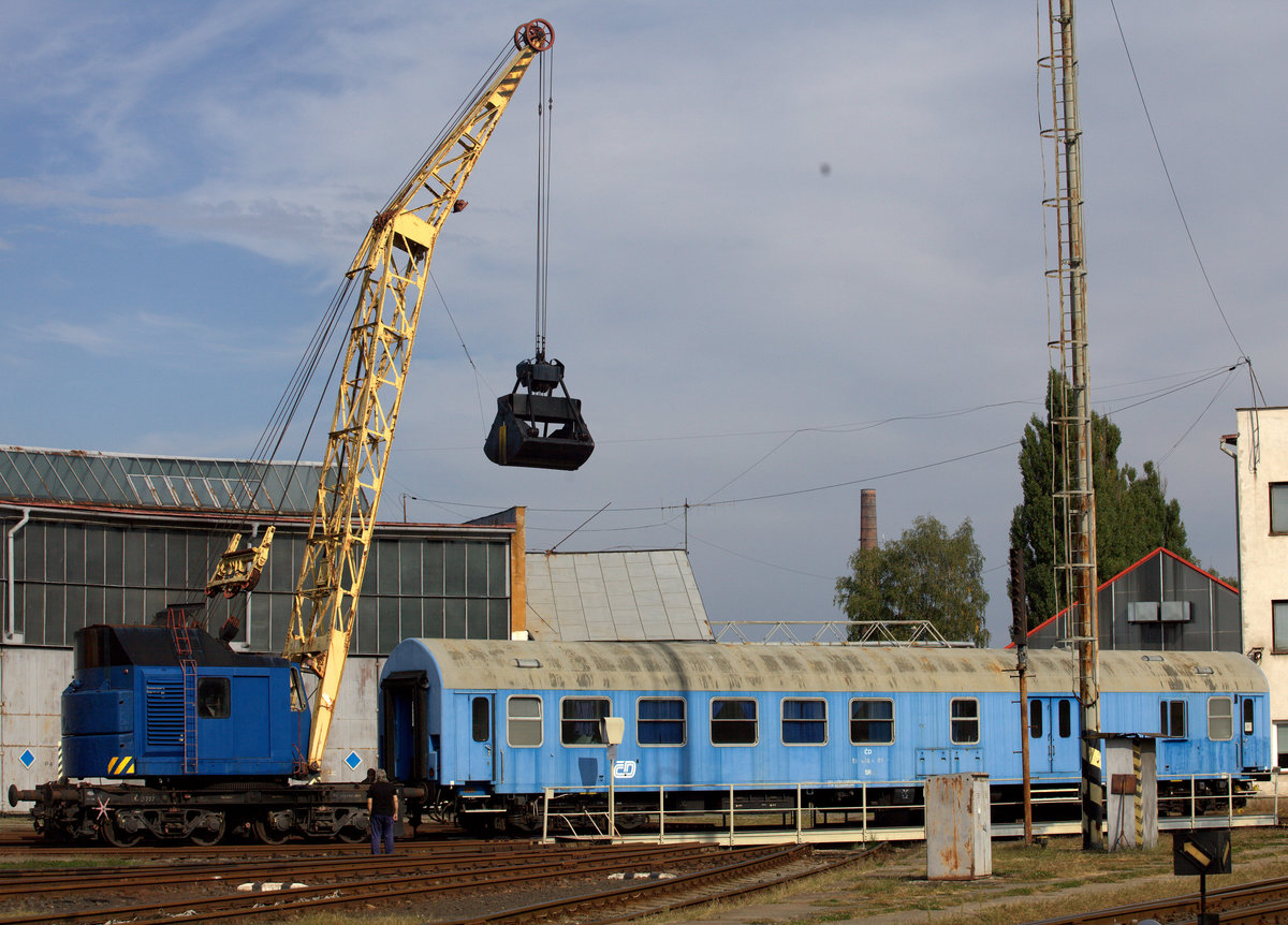 Der Bekohlungskran dient hier als Lok, er zieht den Wagen, in welchem sich das Lok- und Dienstpersonal des Sonderzuges aufhält, auf das Abstellgleis, ein Y-Wagen.
08.09.2019 10:01 Uhr. Drehscheibe Ceska Lipa.