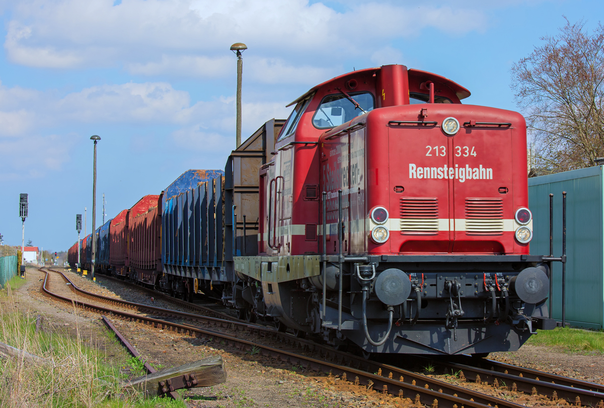 Der beladene Holzzug wird mit einer Lok der 213er BR auf das Torgelower Hauptgleis umgesetzt und fährt anschliessend in Richtung Pasewalk ab. - 24.04.1015 - Am BÜ Borkenstr. aufgenommen.