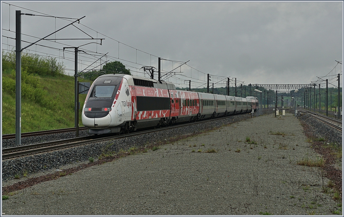 Der in Belfort Montbéliard nach Zürich ausfahrende TGV Lyria 9203 (Rame 4404) wirbt nicht etwas für ein Cola Getränk eines bekannten Herstellers, sondern für das  Fêtes des Vignerons  in Vevey.

28. Mai 2019