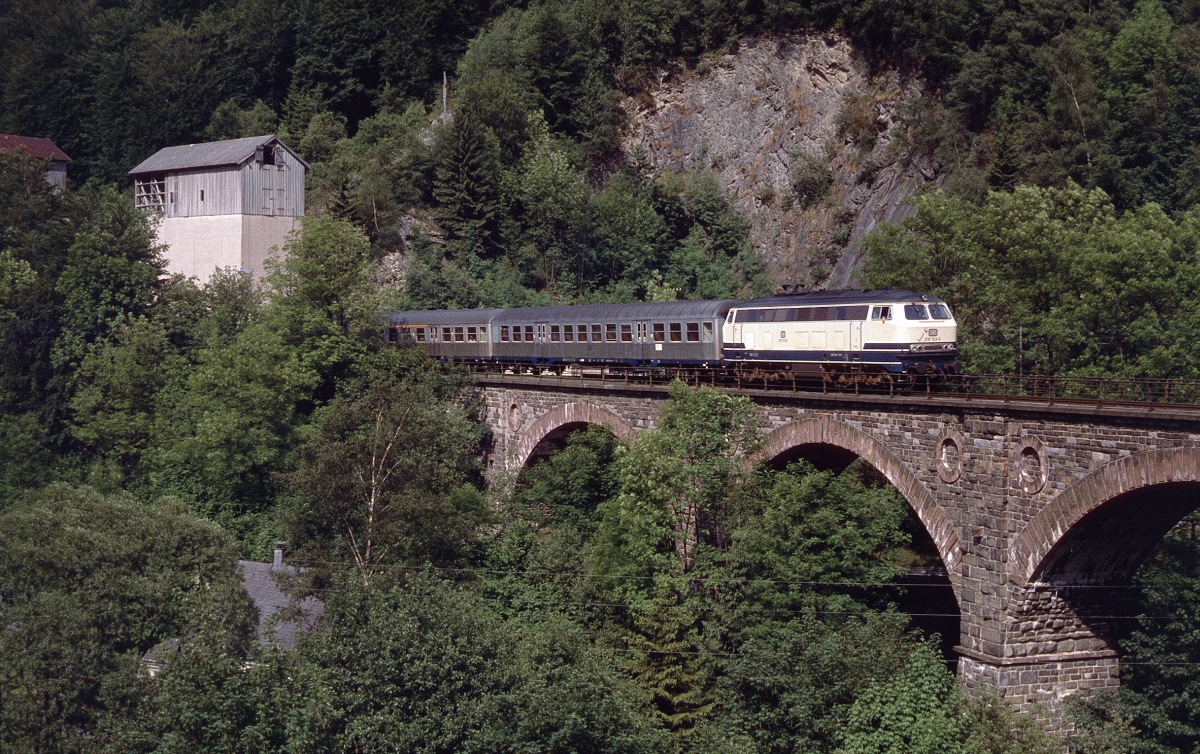 Der bereits mit einem Wintersportsonderzug gezeigte Viadukt bei Siedlinghausen hier mit 218 151 und einem planmäßigen Eilzug nach Winterberg am 4.8.1990.