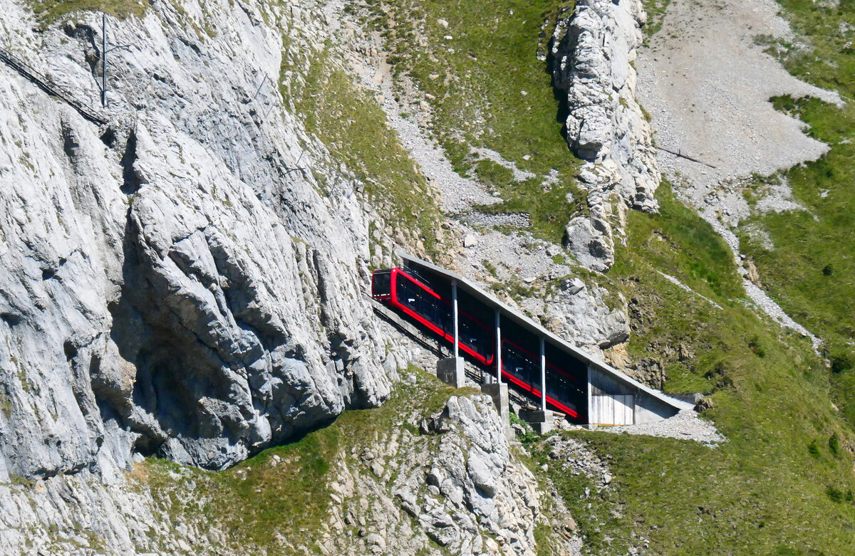 Der bergw�rts fahrende Doppeltriebwagen verl�sst den Tunnel unterhalb der Eselswand. Pilatus Kulm, 19.8.2026