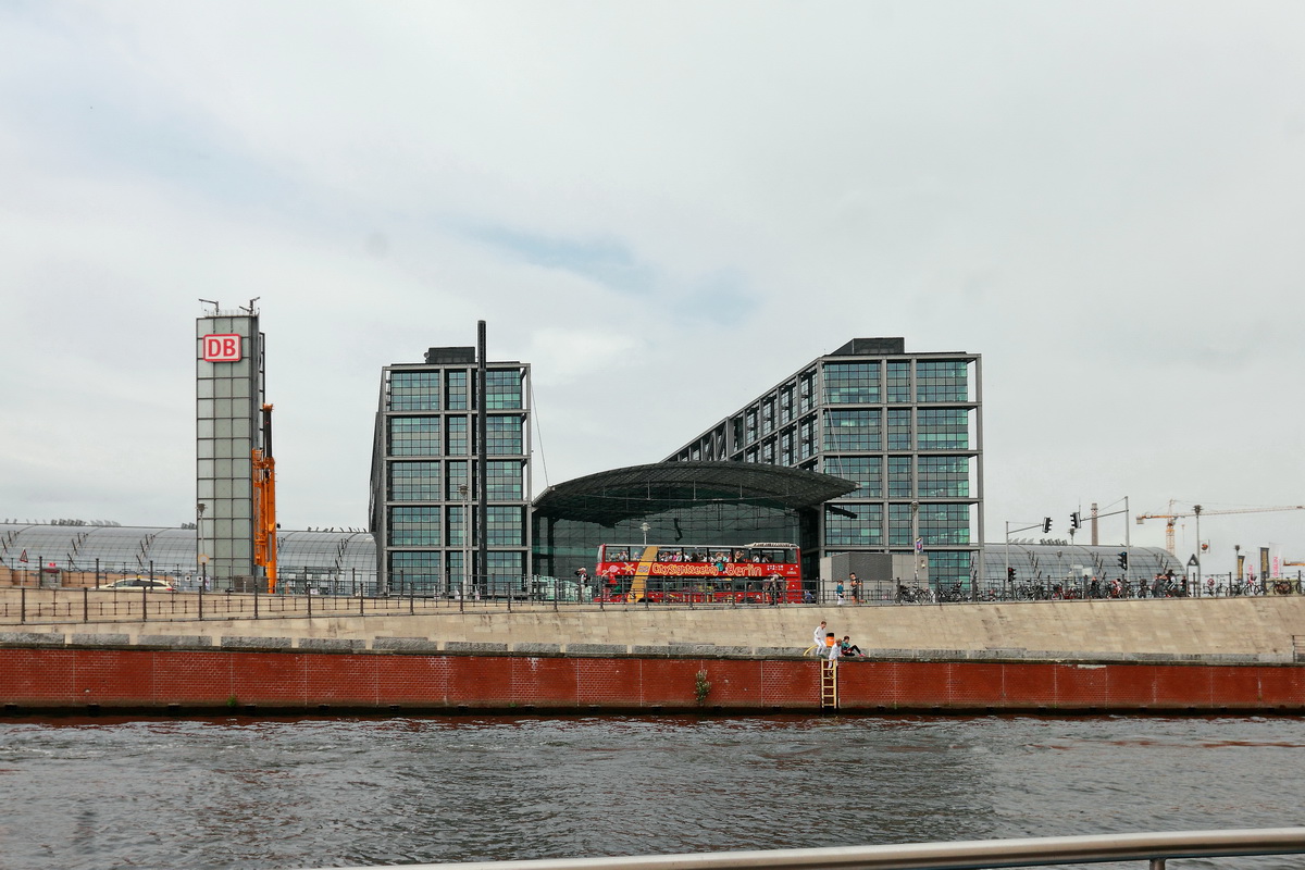 Der Berliner Hauptbahnhof am 24. Juni 2017 gesehen von der Spree.
