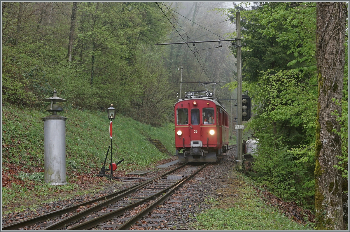 Der Bernina Bahn ABe 4/4 35 der Blonay Chamby Bahn hat vom Museumsbahnhof Chaulin kommend die Strecke Chamby - Blonay erreicht und fährt nun nach dem Fahrtrichtungswechsel nach Blonay.

1. Mai 2021