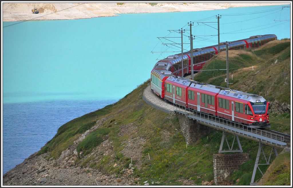 Der Bernina Express 951 mit ABe 8/12 3510 kurz nach der Station Ospizio Bernina. (27.07.2015)