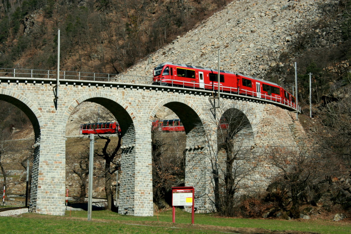 Der Bernina Express auf dem Weg nach Tirano auf dem Kreisviadukt von Brusio; 23.02.2014