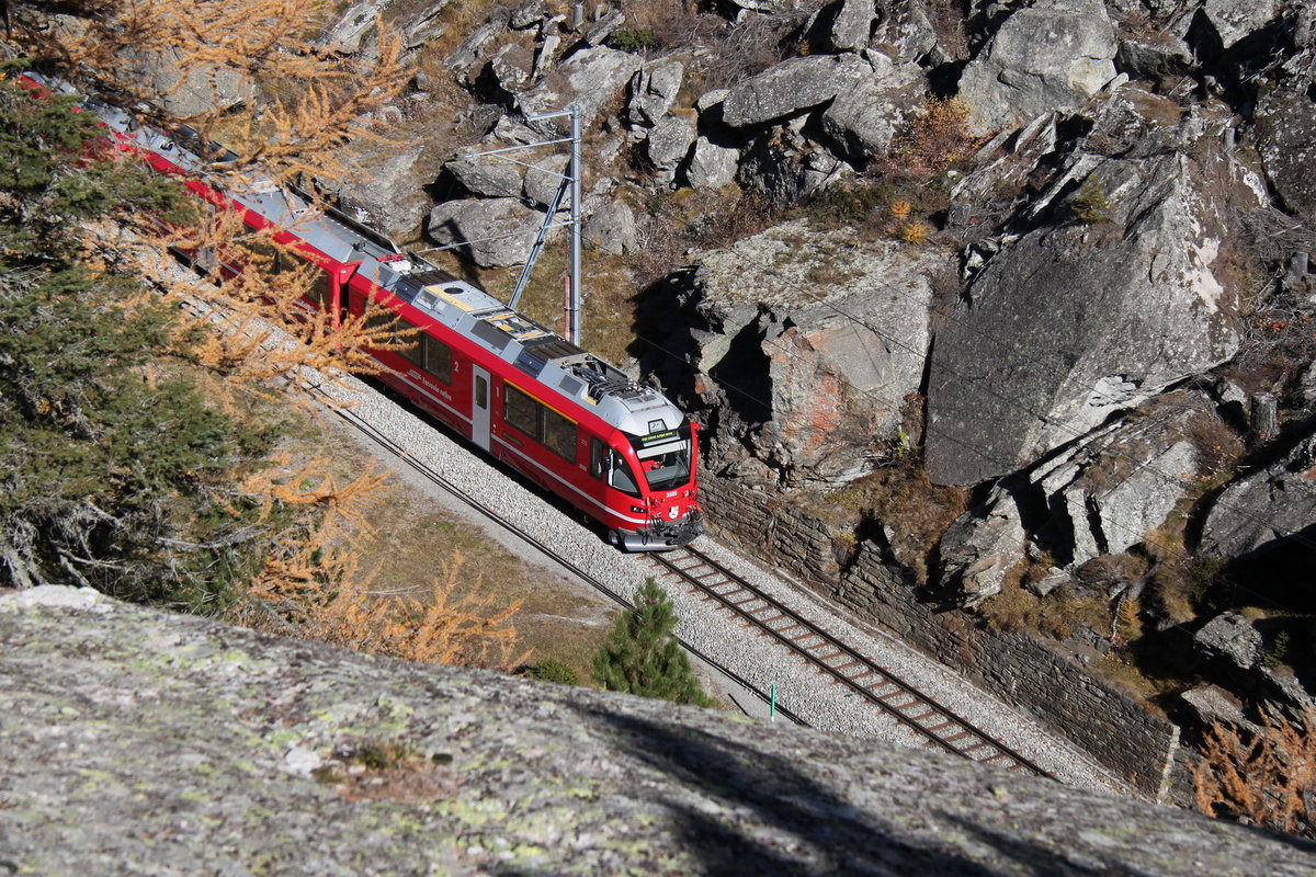 Der Bernina Express nach Tirano vom Gletschergarten in Cavaglia aus gesehen.18.10.17